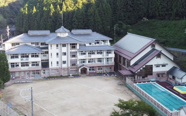 リニューアルする奈良県下市町の旧下市南小学校の校舎（同町）