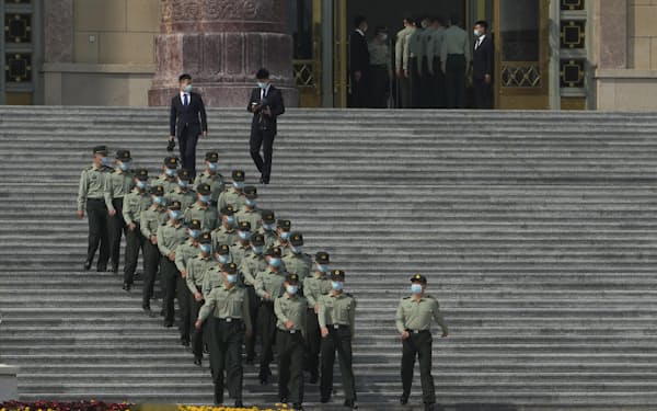 9月26日、北京の人民大会堂の階段を行進する兵士たち＝ＡＰ