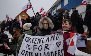 トランプ大統領のグリーンランド取得という常軌を逸した要求は、世界で最も安心とされてきた米国債という資産への投資家の信頼を崩壊させた(「グリーンランドはグリーンランドの住民のためのものだ」と主張する現地の人々)=ロイター