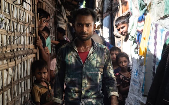 キャンプ内で誘拐が増えているため、夜間に見回りを始めたノロル・アミンさん(右端)=2025年10月、バングラデシュ(目良友樹撮影) キャンプ内で誘拐が増えているため、夜間に見回りを始めたノロル・アミンさん(右端)=2025年10月、バングラデシュ(目良友樹撮影)