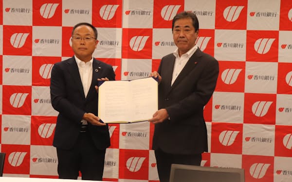 四国電力と香川銀行は脱炭素支援で連携協定を結んだ（13日、高松市）
