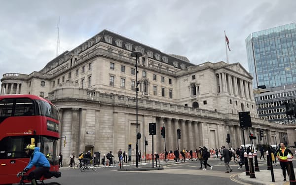 イングランド銀行は物価抑制と金融安定の両立を迫られている（ロンドン）