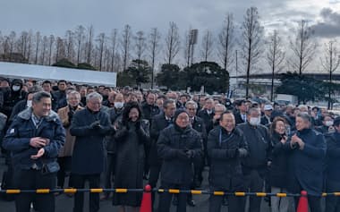 山口県知事選の候補者の第一声には多くの支援者が集まった(22日、山口市)