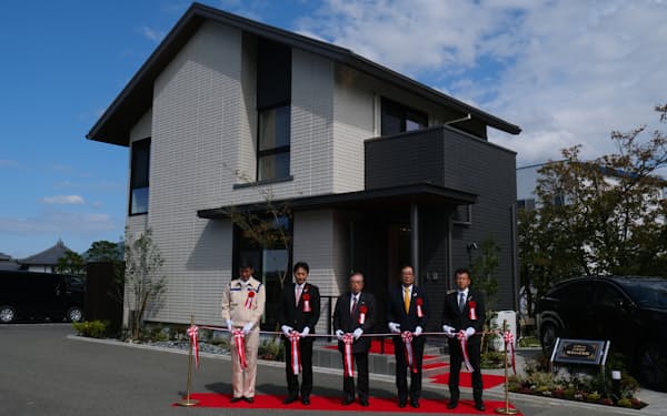 ニチコンは電気自動車と住宅で電気を融通するシステムを搭載したモデルハウスを建てた（13日、京都府亀岡市）