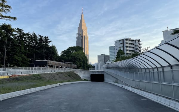 新宿御苑の環境に配慮して新設した「千駄ケ谷ぎょえんトンネル」（東京都新宿区）