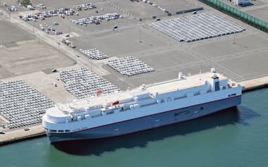 日産自動車九州に隣接した苅田港に停泊する自動車運搬船(2024年9月、福岡県苅田町)