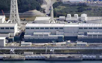 新潟県の東京電力柏崎刈羽原発の6号機(中央)=2025年11月(共同通信社機から)