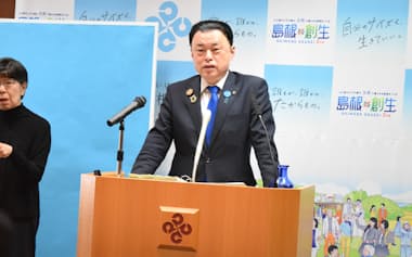 記者会見する島根県の丸山達也知事(22日、県庁)