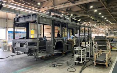 三菱ふそうバス製造の工場には約550人が勤務する(富山市)