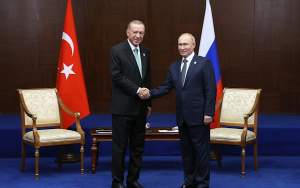 13日、首脳会談に臨むロシアのプーチン大統領（右）とトルコのエルドアン大統領（アスタナ）＝ＡＰ
