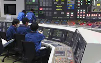21日夜、東電柏崎刈羽原発6号機の中央制御室で行われた原子炉起動作業(代表撮影)=共同