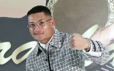 記者会見でポーズをとるWBAスーパーライト級1位の平岡アンディ(22日、東京都内)=共同