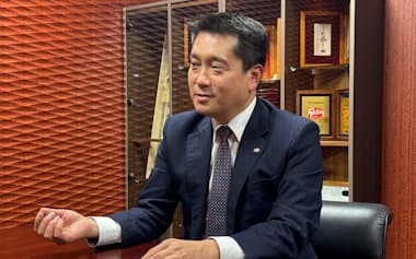 インタビューに答えるハイデイ日高の青野社長