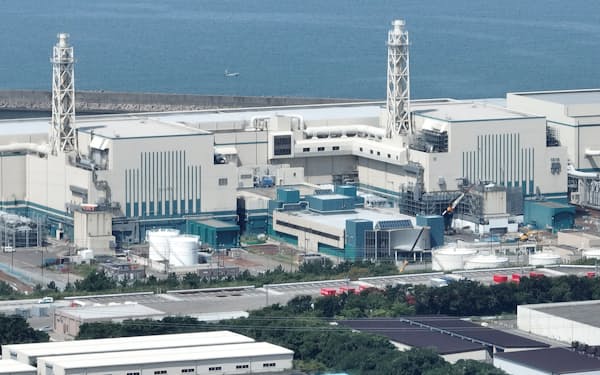新潟県の東京電力柏崎刈羽原子力発電所の７号機（左）と６号機