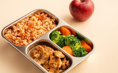 低価格ながら栄養バランスが求められる(給食業者提供の弁当)