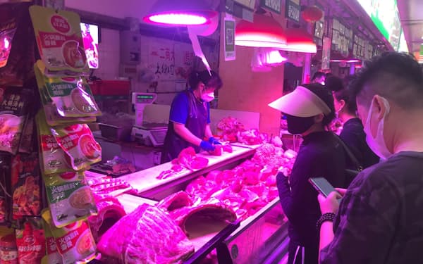 中国人の食卓に欠かせない豚肉価格の上昇が家計の購買力を奪っている（北京市にある食品市場の豚肉売り場）