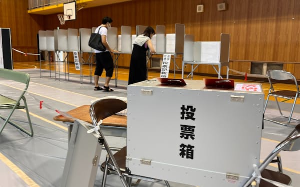 大阪市内の投票所には、有権者が続々と訪れた（10日午後6時）