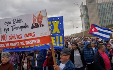 キューバの首都ハバナで米国のベネズエラの軍事作戦に抗議する人々(1月16日)=AP