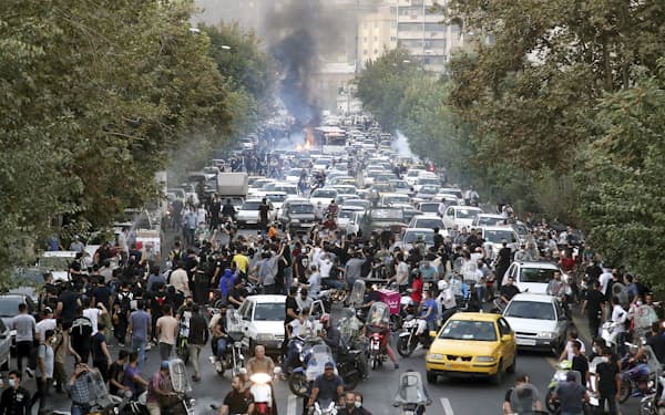拘束された女性の死をきっかけに抗議デモが広がった（テヘラン、APが入手した写真）＝AP