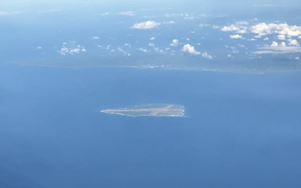 手前が馬毛島（鹿児島県西之表市）。奥に見えるのは種子島