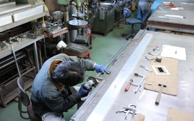 工場で働く作業員