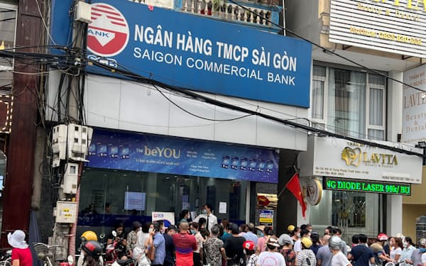 サイゴン商業銀行では取り付け騒ぎが起きた（８日、ハノイ市）
