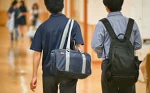 廊下を歩く生徒 廊下を歩く生徒