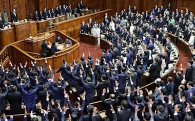衆院が解散され、万歳する前議員(23日午後、衆院本会議場)