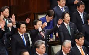 衆院が解散され、万歳する前議員と一礼する高市首相(23日、衆院本会議場) 衆院が解散され、万歳する前議員と一礼する高市首相(23日、衆院本会議場)