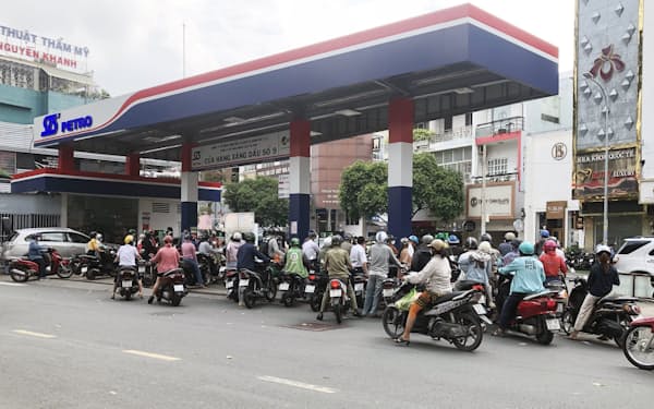 ガソリン不足は市民生活にも影響している（11日、ホーチミン市）＝国営ベトナム通信