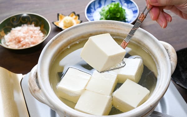沸騰しないように加熱していけば、豆腐はかたくなりにくい＝佐藤　圭一郎撮影
