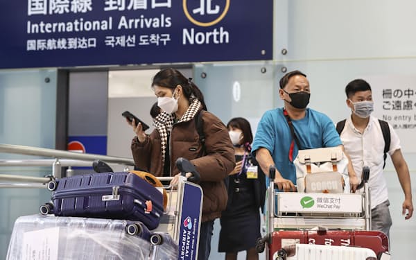 新型コロナウイルスの水際対策が緩和され、関西空港に到着した外国人旅行者（11日）
