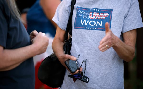 「トランプ氏が勝った」と書かれたシャツを着た有権者（5月、南部ノースカロライナ州）＝ロイター