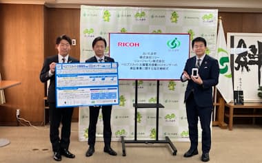 さいたま市の清水勇人市長㊨が持っているCO2センサーの実証事業を行う(23日、さいたま市)