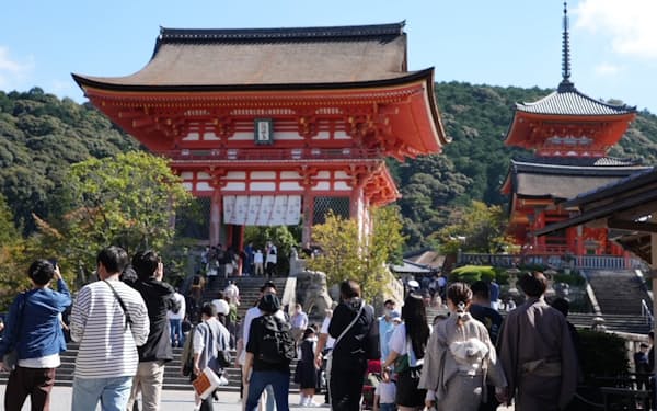 観光客でにぎわう京都の清水寺周辺(15日、京都市東山区)