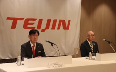 新年記者会見に臨む内川社長㊧(23日、福井市)