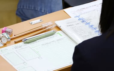 大学入学共通テストで配布された問題冊子と解答用紙(17日、東京都文京区の東京大学)