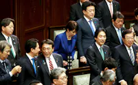 衆院が解散され、一礼する高市首相(23日、衆院本会議場)