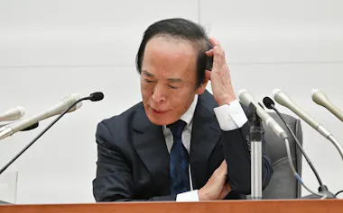 金融政策決定会合後、記者会見する日銀の植田総裁(23日、日銀本店)