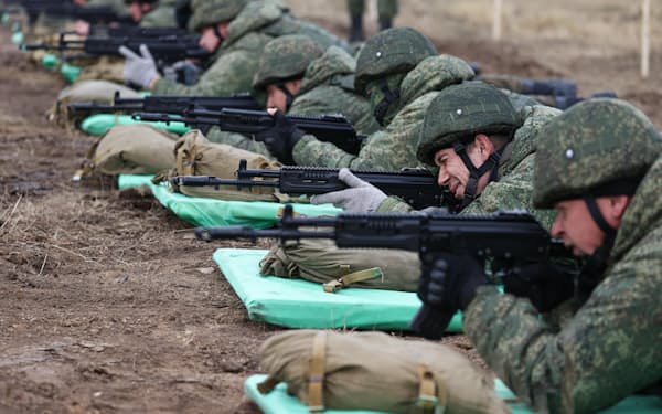 　ロシア中部エカテリンブルクで訓練に参加する動員されたロシア兵（13日）＝タス・共同
