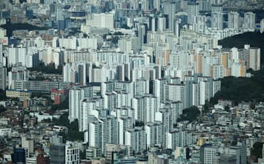 韓国では重い相続税負担を避けるため海外に移住する富裕層も出てきた=ロイター
