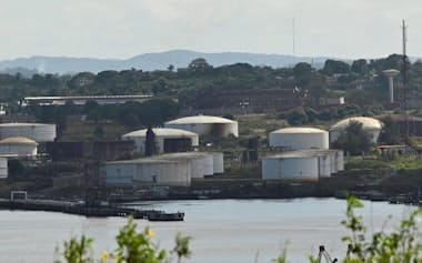 キューバの首都、ハバナの製油所=ロイター