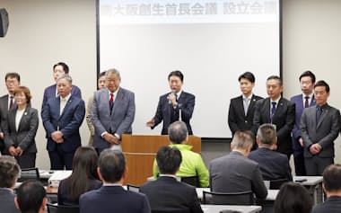 南大阪エリアの市町村長らが出席して開催された南大阪創生首長会議設立会議。中央はあいさつする堺市の永藤英機市長(24日、大阪府堺市)