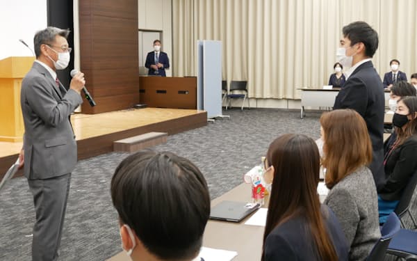 損保ジャパンは若手社員を対象に「セカンド入社式」も実施し、社長㊧が質問に答えた（12日、東京・新宿）