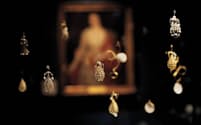 金と真珠を使った17世紀の針金細工。「チープサイドの財宝」に含まれていたもの。このようなペンダントは、服の飾りとして縫い込まれていた（PHOTOGRAPH BY PA IMAGES / ALAMY STOCK PHOTO）