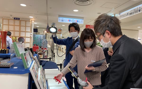 松坂屋名古屋店ではライブコマースで手描きの和蝋燭などを紹介し、職人からも好評だった（2020年12月）=同店提供