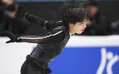 男子SP 演技する三浦佳生(24日、北京)=共同