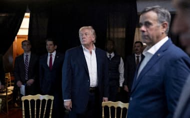 ベネズエラでの軍事作戦を見守るトランプ米大統領=ロイター