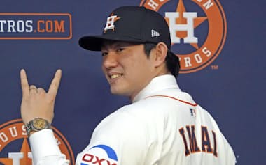 米大リーグ、アストロズの入団記者会見でポーズをとる今井=5日、ヒューストン(共同)