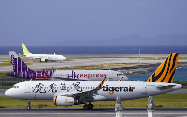 那覇空港では香港と台湾からの定期旅客便が再開した（16日）